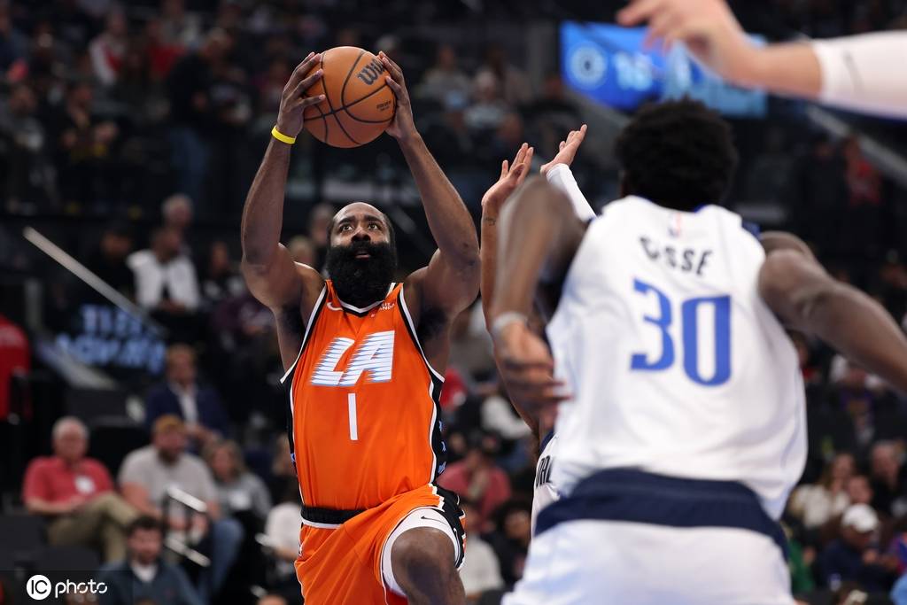 弗拉格35+8哈登空砍29+8+11 独行侠送快船四连败